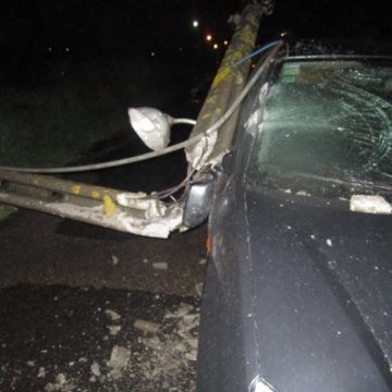 Poste de iluminação atinge carro