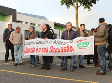 Ministro recebido por manifestantes em Almeirim (VÍDEO) Ministro recebido por manifestantes em Almeirim (VÍDEO)
