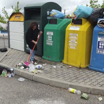 Presidente da Junta da Raposa varre lixo