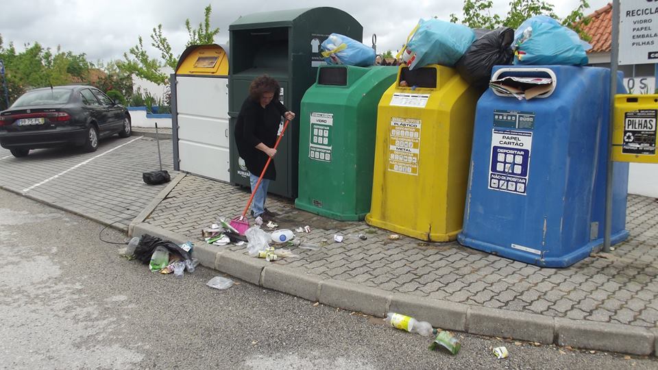 Presidente da Junta da Raposa varre lixo Presidente da Junta da Raposa varre lixo