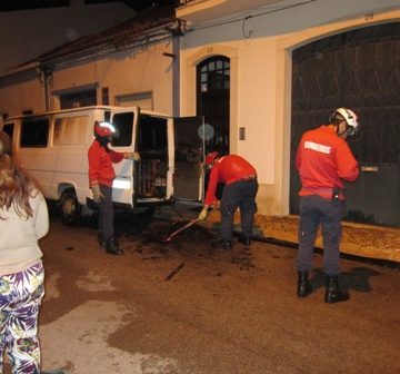 Carrinha arde por fogo posto (VÍDEO)