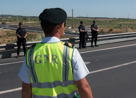 GNR levanta 10 autos e detém um indivíduo (VÍDEO) GNR levanta 10 autos e detém um indivíduo (VÍDEO)