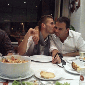 Palhoto surpreende com um beijo a Mário Nelson
