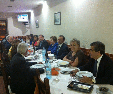 Executivo à mesa com uma das mais prestigiadas cantoras do século XX