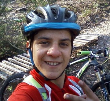 Susto nos Gagos. Atleta apanhado por arame farpado