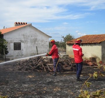 Fogo em mato coloca casa em risco