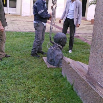 Busto de Francisco Henriques partido e roubado