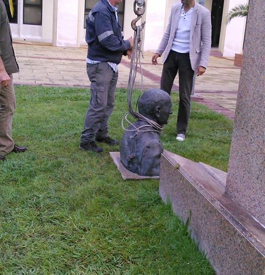 Busto de Francisco Henriques partido e roubado