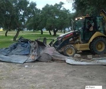Noticia O Almeirinense: GNR manda abaixo barracas ilegais e residentes fiscalizados