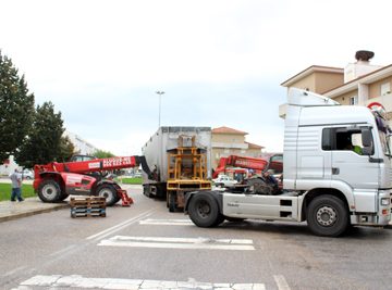 Acidentes em Almeirim: Reboque solta-se; choque em cadeia (VIDEO)