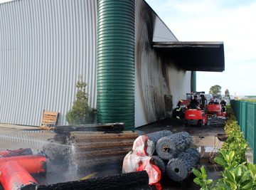Última Hora: Incêndio na Zona Industrial de Almeirim (VIDEO) Última Hora: Incêndio na Zona Industrial de Almeirim (VIDEO)