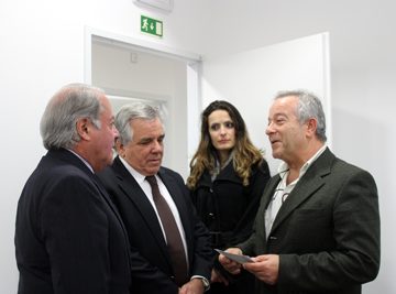 Diretores de O Almeirinense entregam prenda ao CRIAL