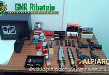 Homem detido com pistolas, munições e facas de 23 centímetros