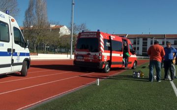 Banco de suplentes cai com vento. Duas crianças transportadas ao hospital (VIDEO)