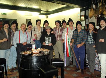Jantar do bigode tenta bater record e mantém tradição (VIDEO)