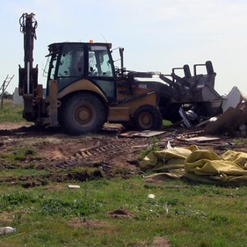Demolidas construções ilegais em acampamento (VIDEO)