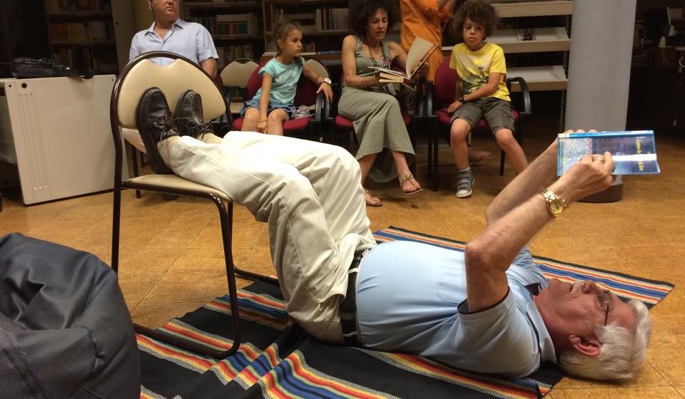 Vereador a ler “de pernas para o ar”