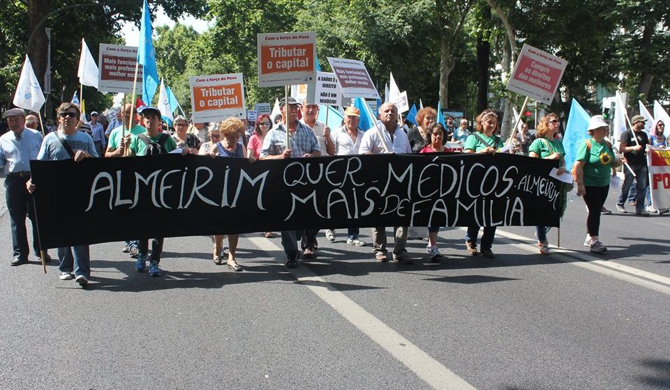 Falta de médicos em Almeirim chega a manifestação com milhares de pessoas