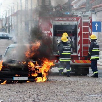 Viatura arde em Almeirim (Fotogaleria)