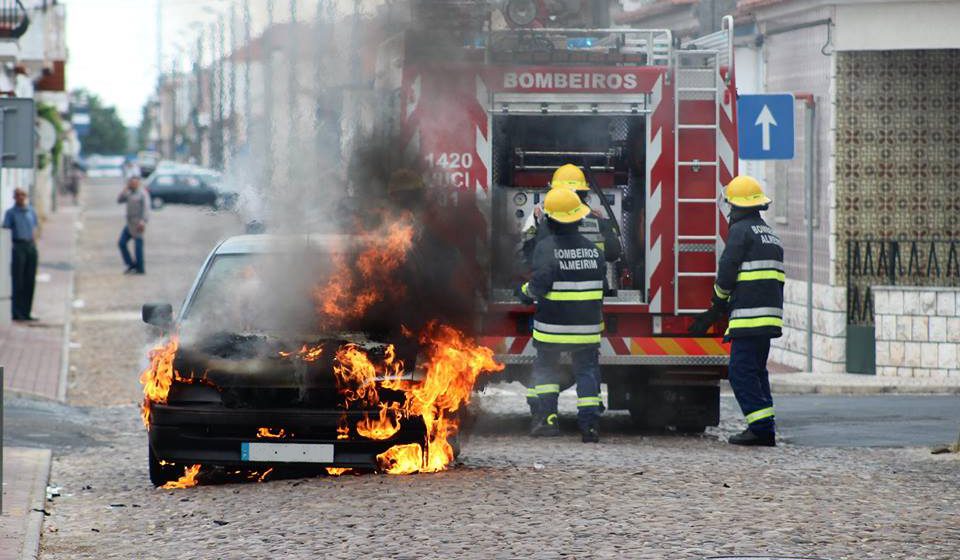 Viatura arde em Almeirim (Fotogaleria)