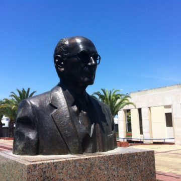 Busto de Francisco Henriques recolocado