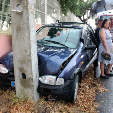 Distração origina acidente em Paço dos Negros