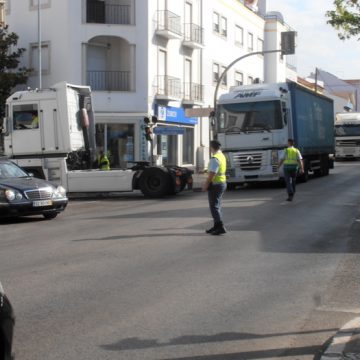 Camião avariado na rua de Alpiarça