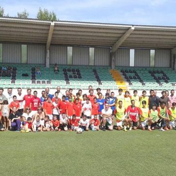 Pais, mães, dirigentes, treinadores e atletas juntos num jogo diferente