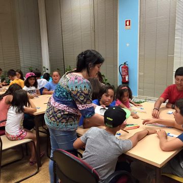 Crianças dormem na biblioteca