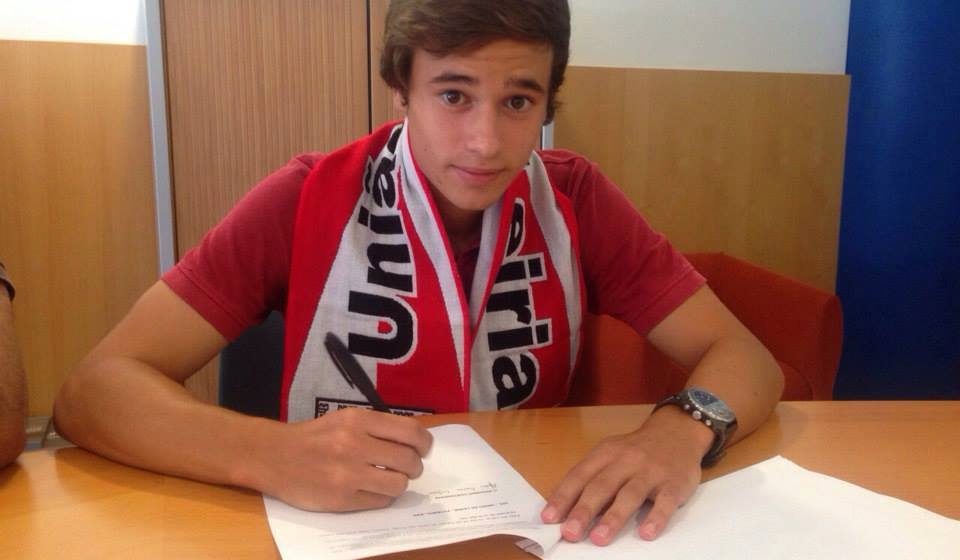 Almeirinense assina contrato de futebolista profissional