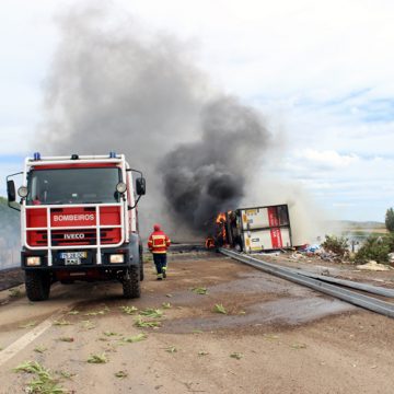 Camião incendeia-se no IC 10 (c/vídeo)