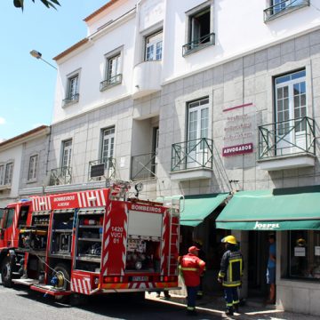 Incêndio em frente à Câmara de Almeirim
