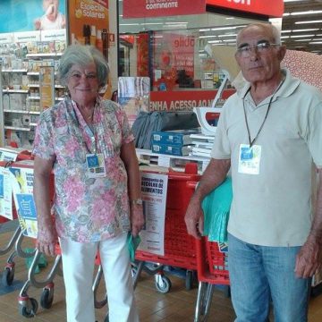 Grupo Mãos dadas recolhem 14 carrinhos com alimentos no Continente