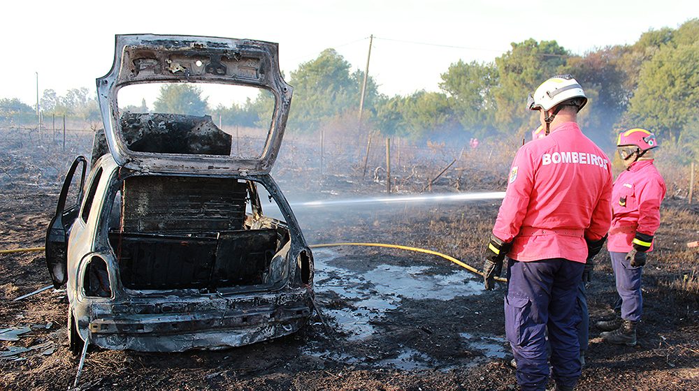 Incêndio destrói carro na Azeitada (c/fotos)
