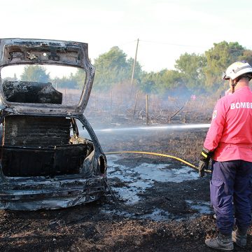 Incêndio destrói carro na Azeitada (c/fotos)