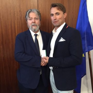 Osteopata João Silva recebe primeira cédula profissional Osteopata João Silva recebe primeira cédula profissional
