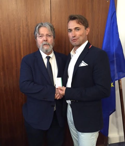 Osteopata João Silva recebe primeira cédula profissional