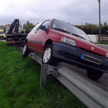 Carro fica em cima do rail de proteção após despiste