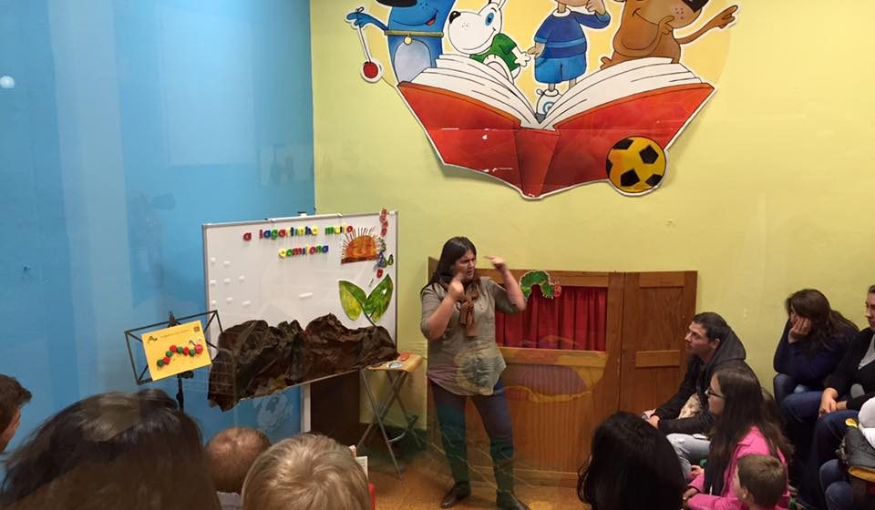 Crianças enchem biblioteca ao sábado