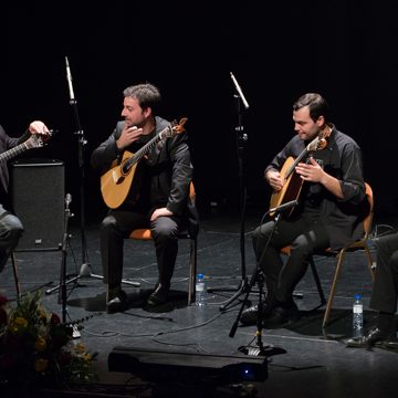 Álbum de Custódio Castelo gravado com a guitarra “siamesa” é apresentado em Almeirim Álbum de Custódio Castelo gravado com a guitarra “siamesa” é apresentado em Almeirim
