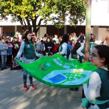Bandeira 20 anos Eco-Escolas percorreu escolas do concelho (c/vídeo) Bandeira 20 anos Eco-Escolas percorreu escolas do concelho (c/vídeo)