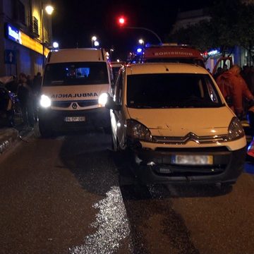 Acidente provoca dois feridos no centro de Almeirim (c/vídeo)