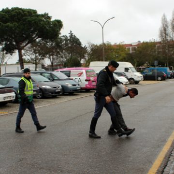 Assaltante apanhado a roubar loja na Raposa Assaltante apanhado a roubar loja na Raposa