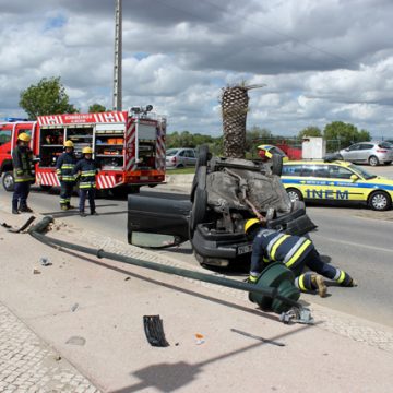 Capotamento aparatoso na entrada de Almeirim (c/vídeo)