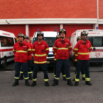 Críticas no incêndio em armazém: Bombeiros de Almeirim reagem (c/vídeo)