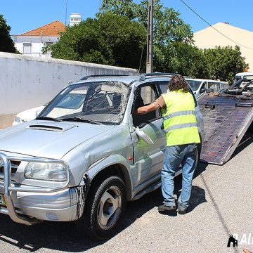 Veículo derrama combustível e provoca capotamento (c/fotos)