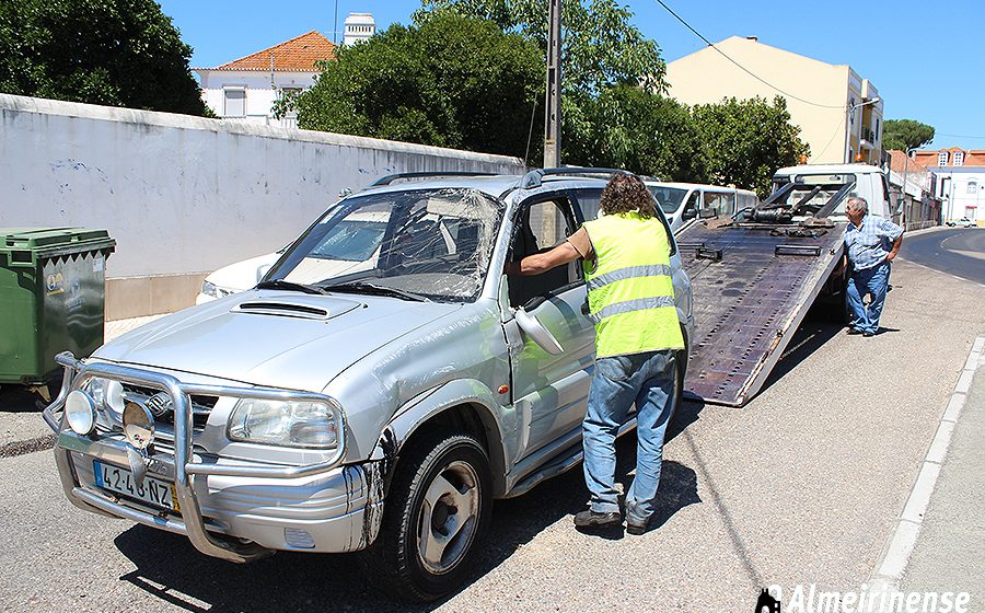 Veículo derrama combustível e provoca capotamento (c/fotos)