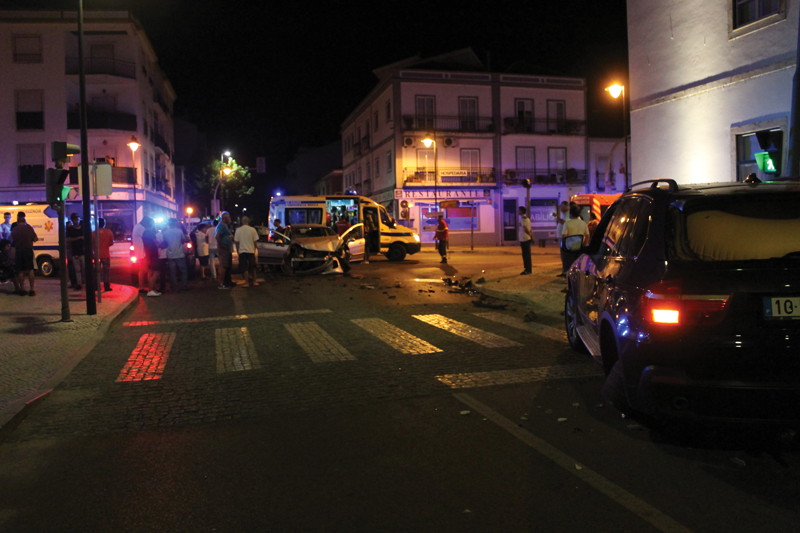 Choque aparatoso provoca quatro feridos em Almeirim (c/vídeo)