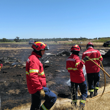 Incêndio consome tenda e mato na Zona Industrial (c/fotos)
