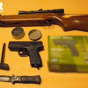 Jovem detido por posse ilegal de armas Jovem detido por posse ilegal de armas